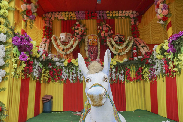 Das Pferd, das den Wagen Gottes Jagannath, Balaram und Suvodra zieht, wird verehrt. Ratha jatra Festival in Howrah, Westbengalen, Indien. - Foto, Bild