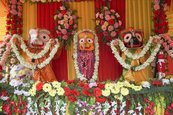 Götzen Gottes Jagannath, Balaram und Suvodra werden verehrt. Ratha jatra Festival in Howrah, Westbengalen, Indien. - Foto, Bild