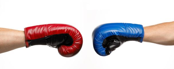 Блакитні та червоні боксерські рукавички. Конфронтація і дуель. Бийся і бийся
. - Фото, зображення