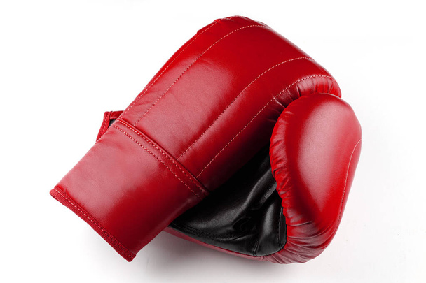 Beyaz arkaplandaki kırmızı boks eldivenlerini ayır - Fotoğraf, Görsel
