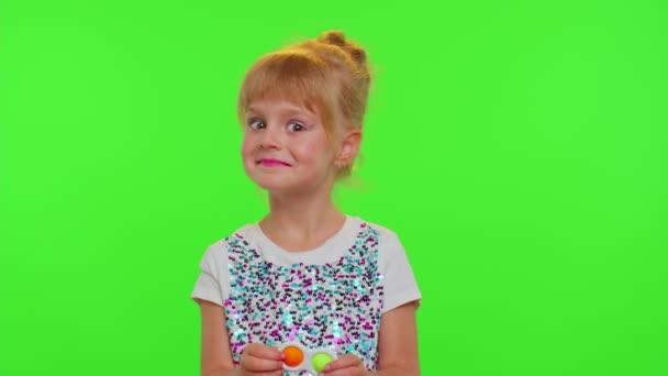 Stylowe dziecko dziewczyna gra kolorowe squishy silikonowe pęcherzyki zmysłowe zabawki proste dołeczki pop to gry - Materiał filmowy, wideo