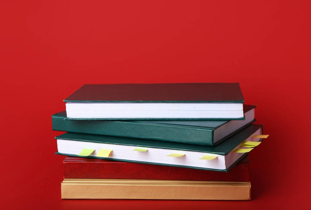 Boeken met bladwijzers op kleur achtergrond - Foto, afbeelding