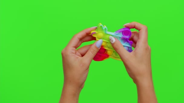 Meisje handen knijpen persen kleurrijke anti-stress touch screen duwen pop het speelgoed spel op chroma toets - Video