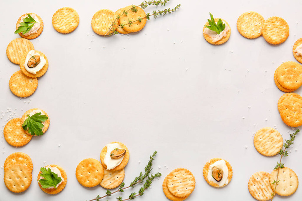 Gri arkaplanda lezzetli krakerlerden yapılmış çerçeve - Fotoğraf, Görsel
