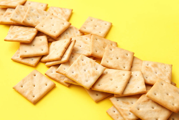 Lekkere crackers op kleur achtergrond, close-up - Foto, afbeelding