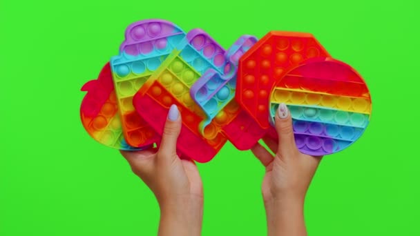 Kobiety ręce z push pop to bubble fidget stres stres ulga ścisnąć zmysłowe zabawki na klawisz chroma - Materiał filmowy, wideo