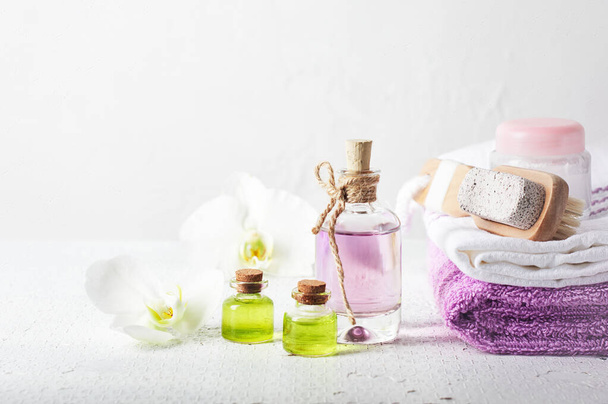 Lahvička od parfému, olej a orchideje. Aromatický kosmetický přípravek, lázeňské procedury. - Fotografie, Obrázek