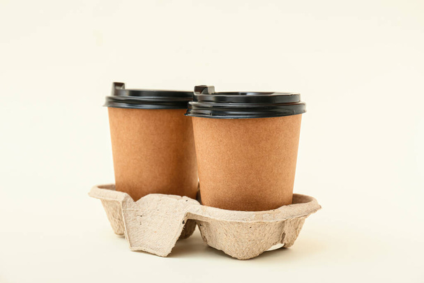Tasses à emporter pour café sur fond blanc - Photo, image