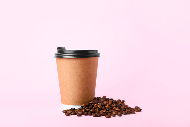 Takeaway κύπελλο για ποτό και κόκκους καφέ στο φόντο χρώμα - Φωτογραφία, εικόνα