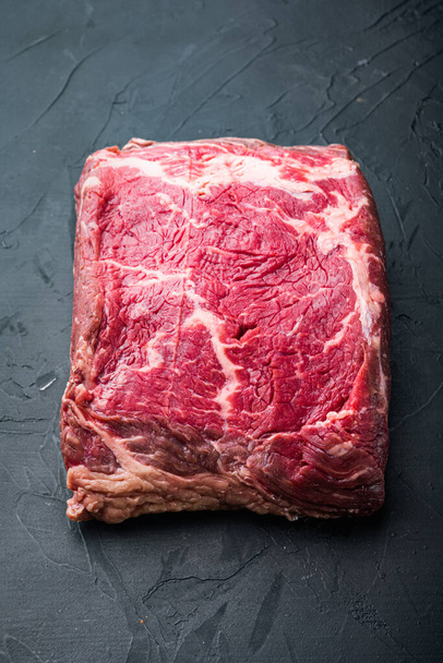 Steak ze svíčkové, nevařené hovězí maso, na černém pozadí - Fotografie, Obrázek