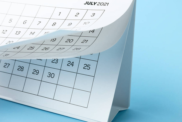 Flip-Kalender mit Juli-Seite auf farbigem Hintergrund, Nahaufnahme - Foto, Bild