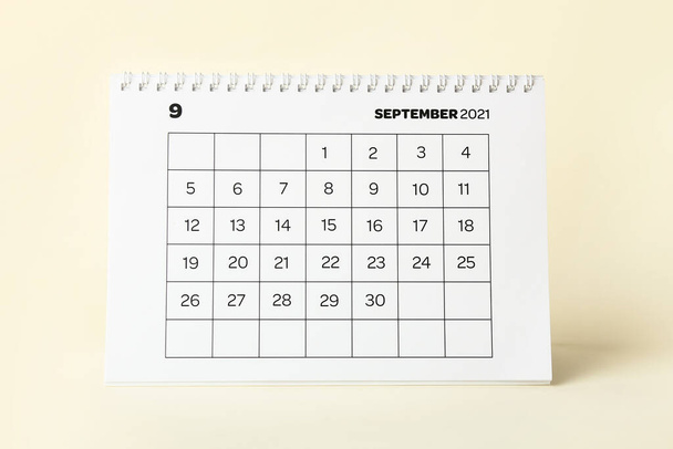 Flip kalender met pagina van september op kleur achtergrond - Foto, afbeelding