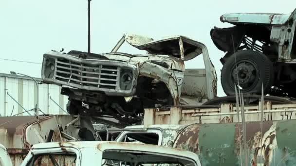 Zniszczone ciężarówki na złomowisku niedaleko Buenos Aires, Argentyna.   - Materiał filmowy, wideo