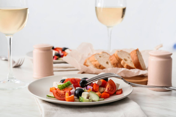 Platos con ensalada griega fresca en la mesa en el restaurante - Foto, imagen