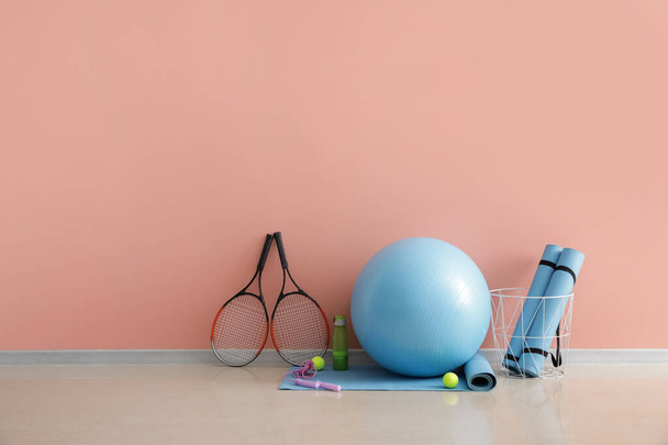 Ensemble d'équipements sportifs avec balle de fitness sur fond de couleur - Photo, image