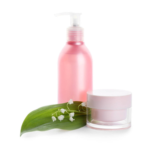 Produkty kosmetyczne i kwiaty lilii w dolinie na białym tle - Zdjęcie, obraz