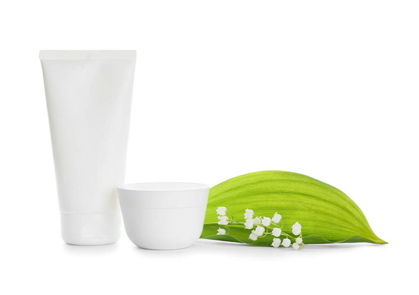 Косметичні продукти та квіти лілії на білому тлі
 - Фото, зображення