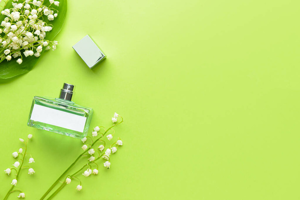 Пляшка парфумів та квітів лілії на кольоровому фоні
 - Фото, зображення
