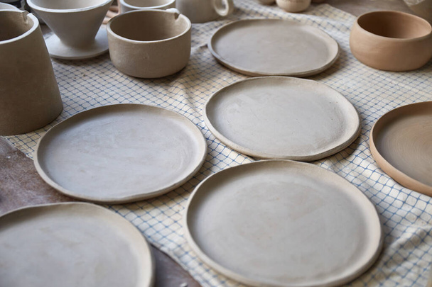 Pracownia garncarska Proces tworzenia ceramiki. Mistrzyni ceramiki pracuje w swoim studiu. miejsce pracy garncarza - Zdjęcie, obraz