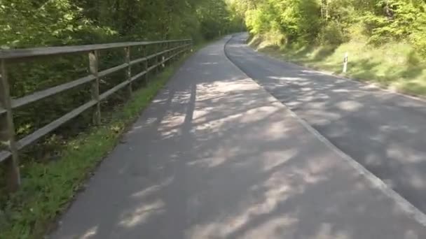 Almanya 'da bisiklet yolunda bisiklete binmek - Video, Çekim