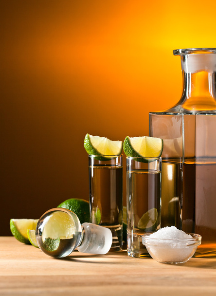 gold tequila with salt and lime  - Zdjęcie, obraz