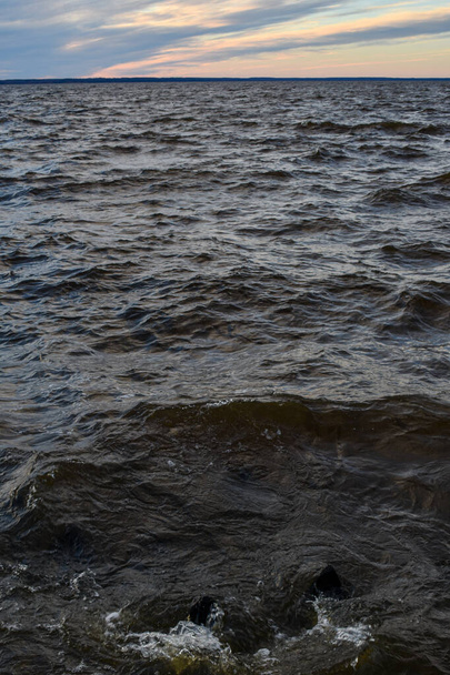 hermoso atardecer y olas en el río Volga - Foto, Imagen