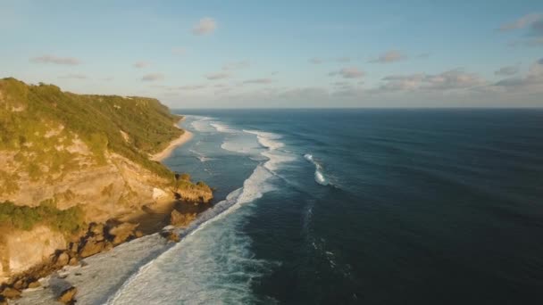 Bali adasındaki Rocky sahili. Hava görünümü. - Video, Çekim