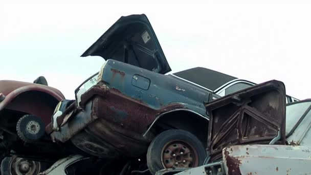 Régi roncsjárművek halmozva egy roncstelepen Buenos Aires külvárosában, Argentínában.  - Felvétel, videó