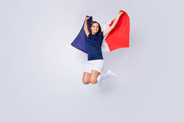 In voller Länge Körpergröße Ansicht ihrer sie schön attraktiv fröhlich glatthaarige Mädchen springen hält in der Hand Französisch Flagge Spaß genießen isoliert auf hellweiß grau pastellfarbenen Hintergrund - Foto, Bild
