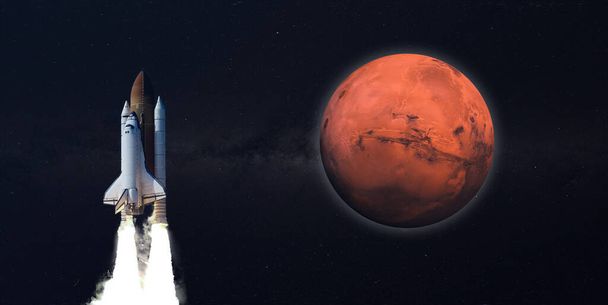 人間はシャトルロケットで火星に飛びますこの画像の国際宇宙ミッションの要素はNASAによって提供されます - 写真・画像