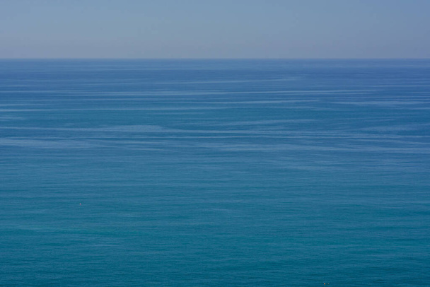 Волны Атлантического океана надвигаются на пляж в Англии - Фото, изображение
