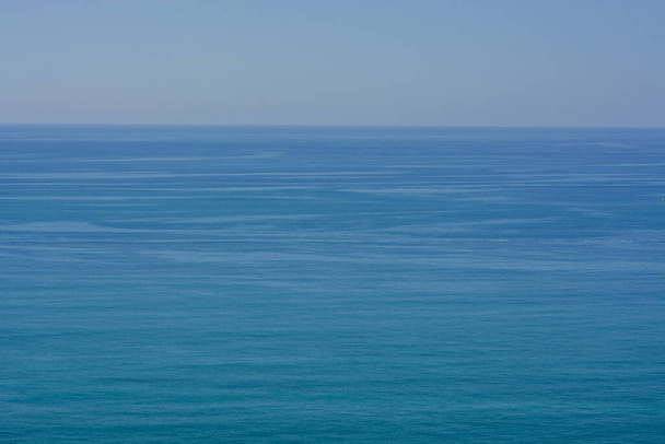 Le onde dell'Oceano Atlantico arrivano su una spiaggia in Inghilterra - Foto, immagini