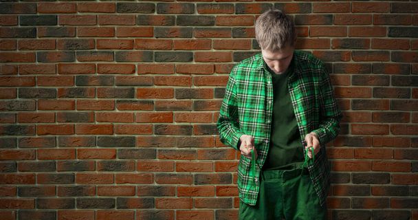 mladý samec hipster těsné tkaničky pás, módní módní nápad izolované u zdi - Fotografie, Obrázek