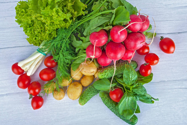 Čerstvá zelenina: Aish, rajčata, na světle dřevěném pozadí - Fotografie, Obrázek