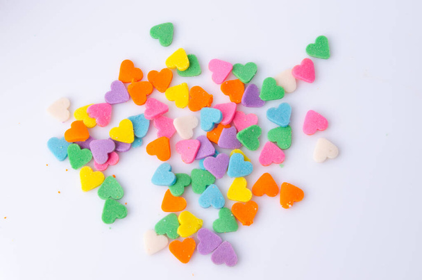 kalp şeklinde tatlı renkli şeker süslemeleri. - Fotoğraf, Görsel