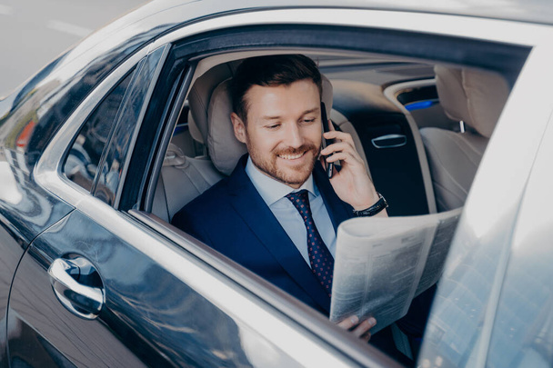 Елегантний бізнесмен в формальному стильному одязі подорожує в розкішному автомобілі
 - Фото, зображення