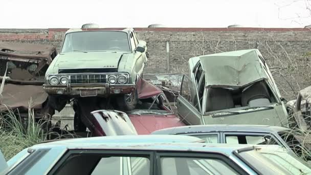 Stará ztroskotaná auta na vrakovišti v provincii Buenos Aires, Argentina.  - Záběry, video