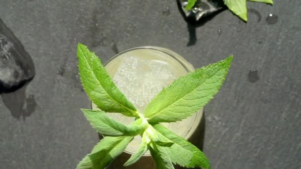 Rotující studený letní koktejl s ledem, sodou a mátou. - Záběry, video