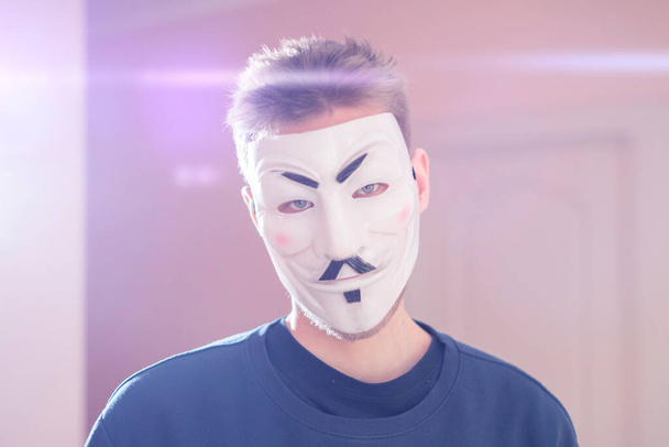 Maskeli anonim kişi, kişisel veri bilgilerini, bilgisayar korsanı konseptini koru - Fotoğraf, Görsel