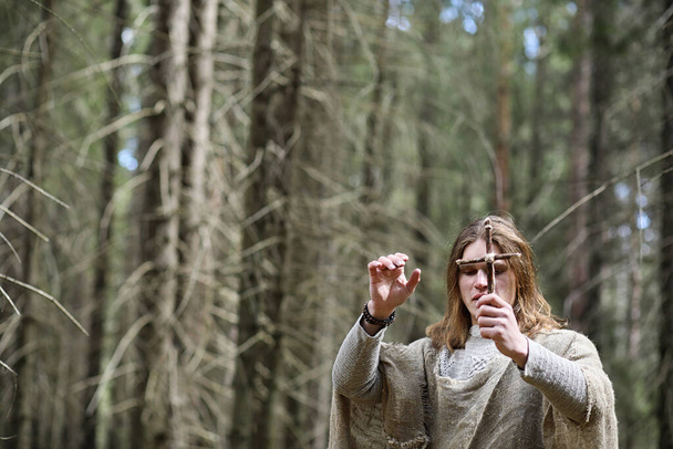 Bir cüppeyi içinde bir adam bir kristal topu ve Boo ile karanlık bir ormanda bir ritüeli harcıyor - Fotoğraf, Görsel