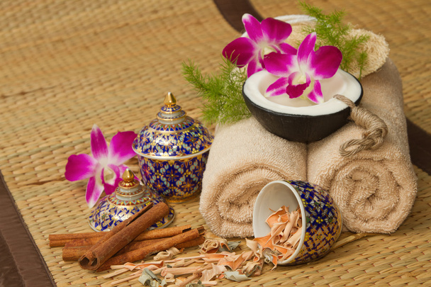 Тайский спа массаж с эфирным маслом, полотенцем, травой
 , - Фото, изображение