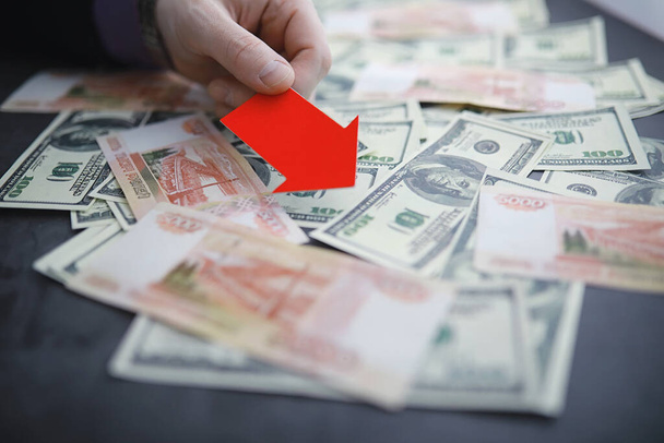 Russisch geld met de inscriptie "roebel". Economische crisis. De val van de nationale munt. Volatiliteit. De daling in paar roebel naar dollar. - Foto, afbeelding
