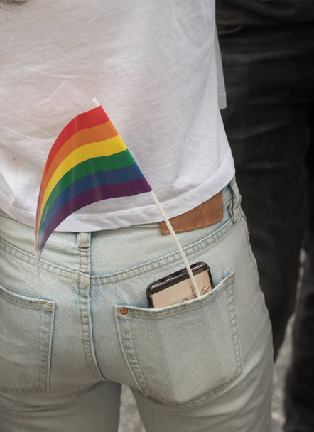レズビアン、ゲイ、バイセクシャル、トランスジェンダー、クィアのシンボルとしての虹の旗 - 写真・画像