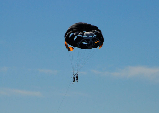 Duas pessoas parapente no céu azul. Cagnes sur Mer, França. - Foto, Imagem