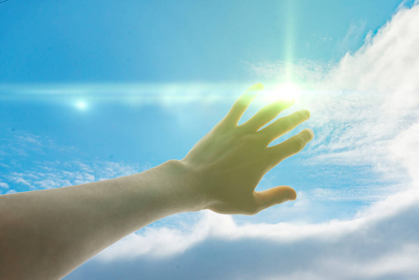 uma mão humana cobrir-se da luz do sol greve do céu, vista em primeira pessoa - Foto, Imagem