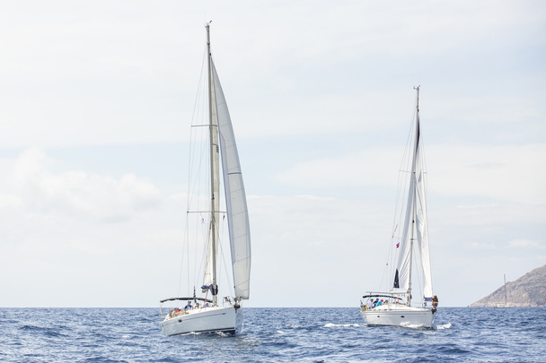 Veleros en regata de vela "11ª Ellada 2014
 - Foto, Imagen