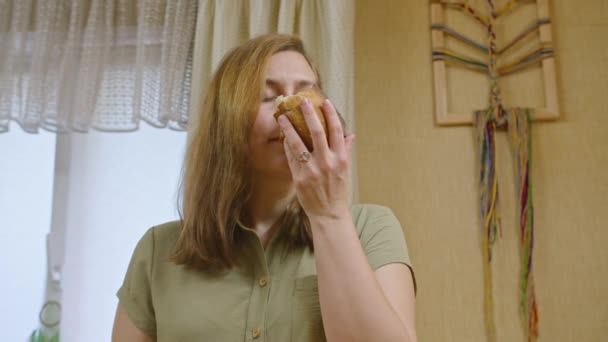 commercial shots, a girl baked bread, she cuts it with a knife, breaks it with her hands, sniffs it, it smells wonderful. association with childhood and parental home. Prores422. - Footage, Video
