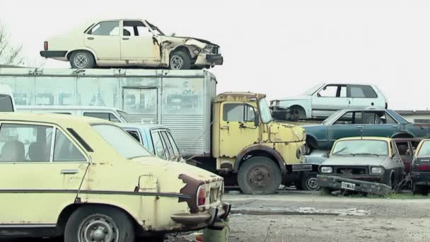 Autowracks auf einem Schrottplatz in der Nähe von Buenos Aires, Argentinien.   - Filmmaterial, Video