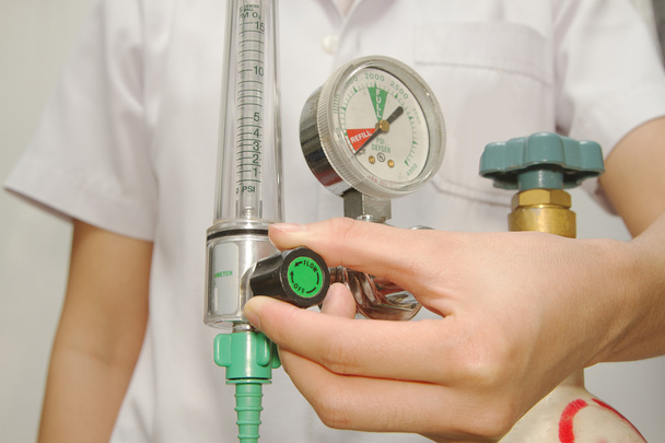 Arzt stellt Sauerstoffventil ein - Foto, Bild