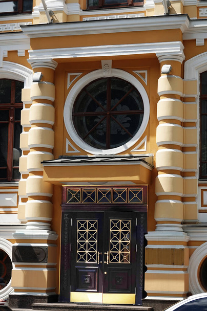 Киев, Украина 13 июня 2021 года: Античная резная деревянная дверь у входа в здание города Киева - Фото, изображение
